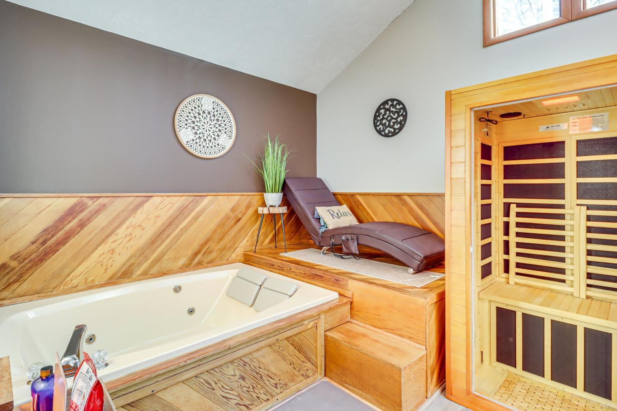 Poconos Home With Private Spa And Fire Pit Long Pond エクステリア 写真